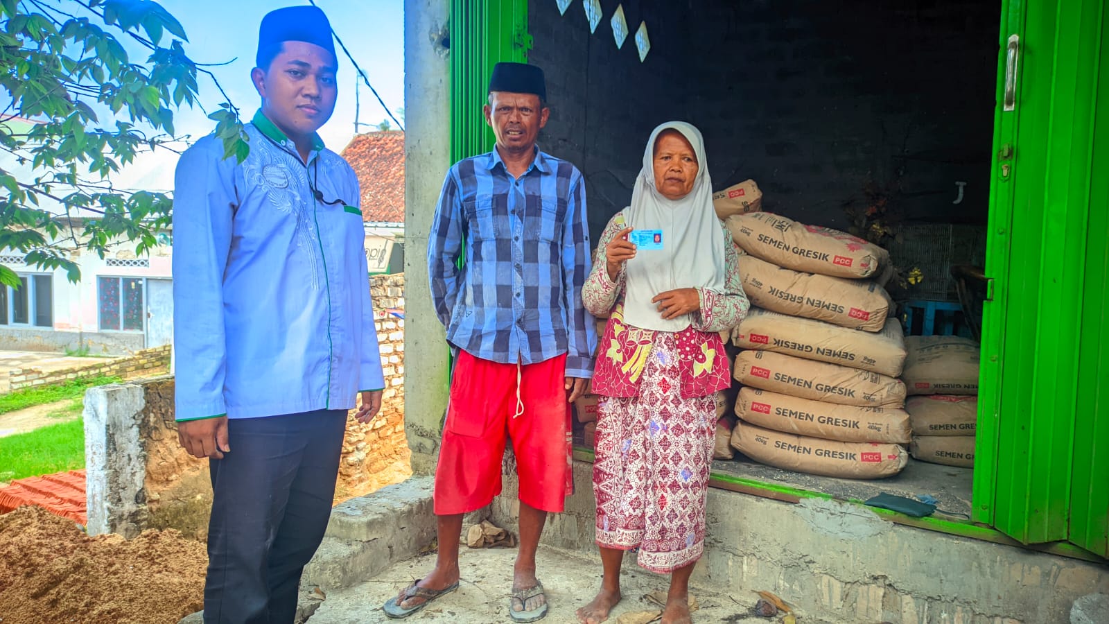 BMT NU Cabang Ambunten Bantu Pembangunan Rumah Ibu Rahuriyah