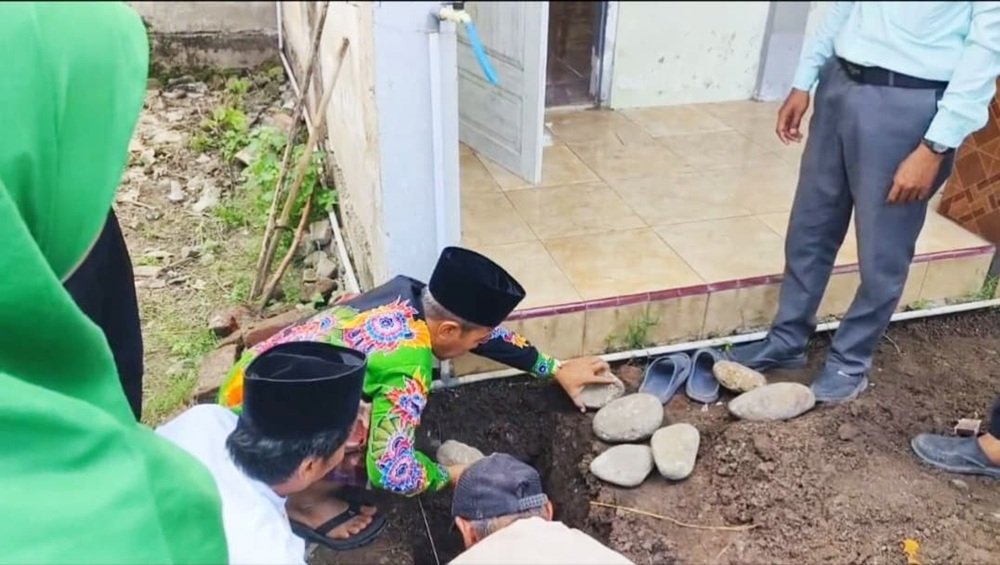 BMT NU Cabang Suboh Beri Bantuan Tempat Wudhu dan MCK