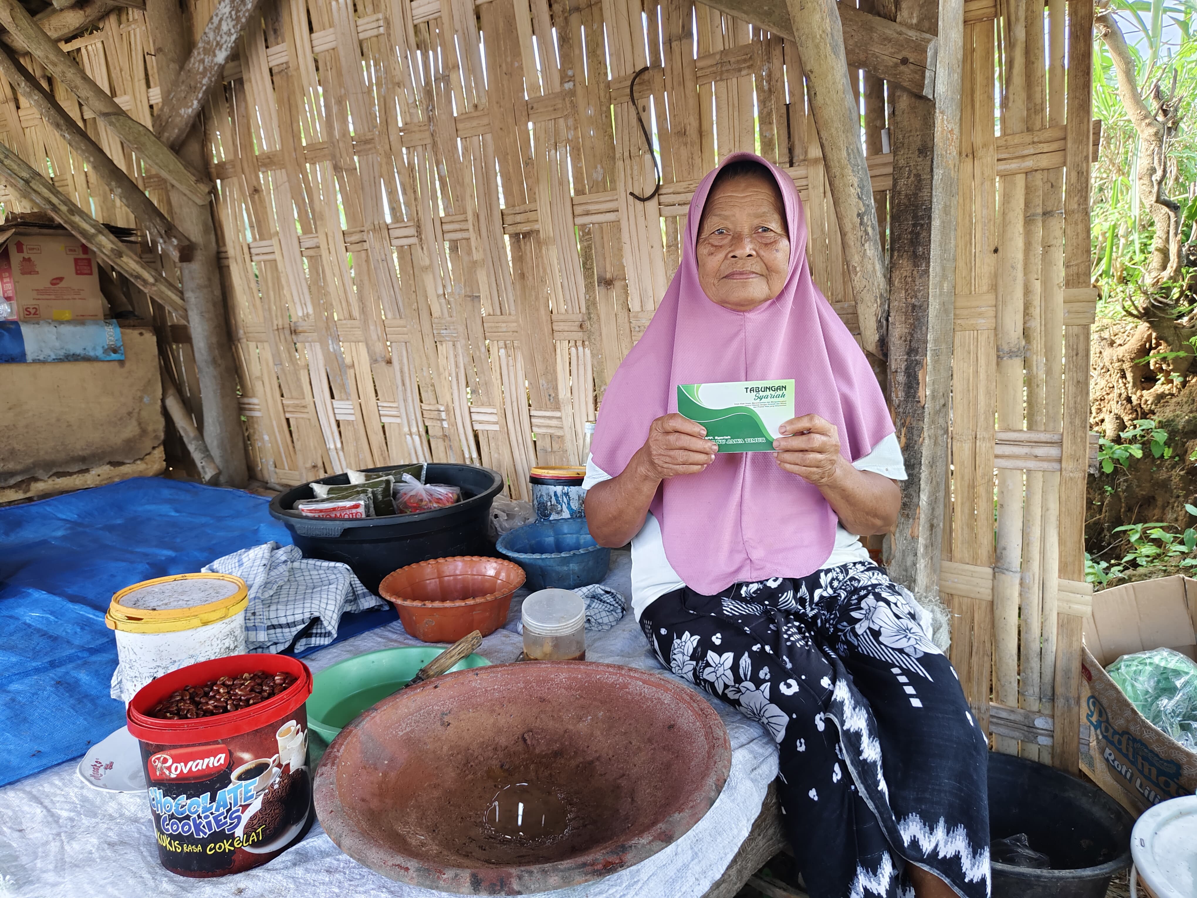 Berkat Rutin Menabung di BMT NU Jatim Usaha Ibu Puami Kini Lebih Produktif 