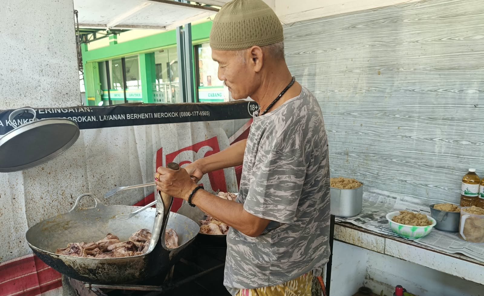Fathorrahman Berhasil Umrahkan Istri dan Mertua Berkat Istiqamah Menabung di BMT NU