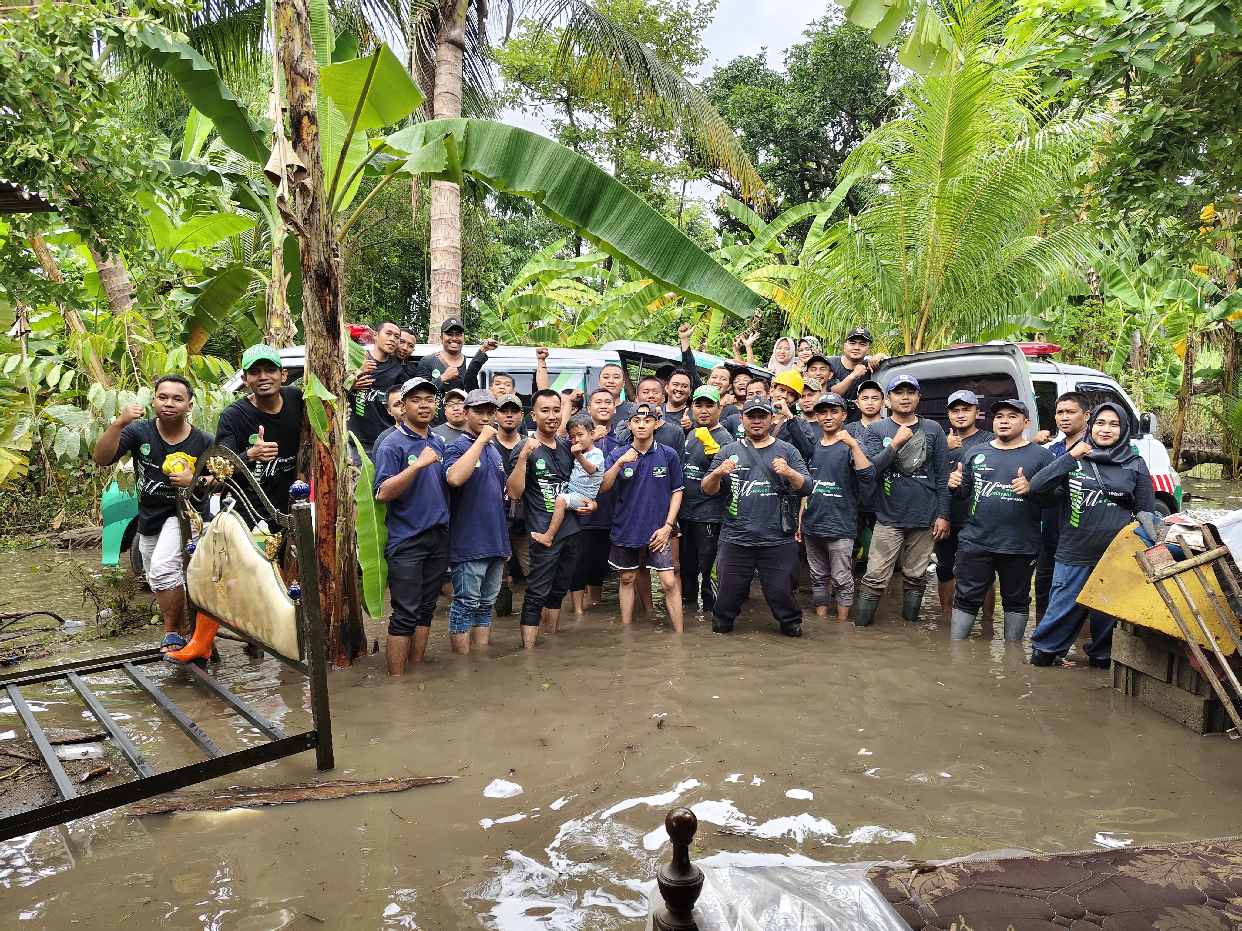 Banjir Menerjang Wilayah Situbondo Bondowoso, BMT NU Jatim Salurkan Bantuan