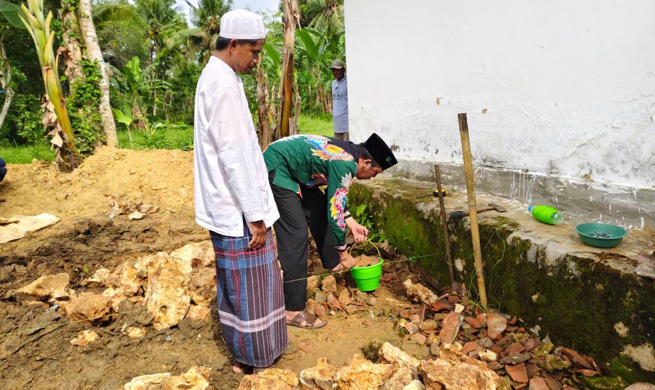 BMT NU Jatim Lakukan Peletakan Batu Pertama Pembangunan MCK di Sumenep